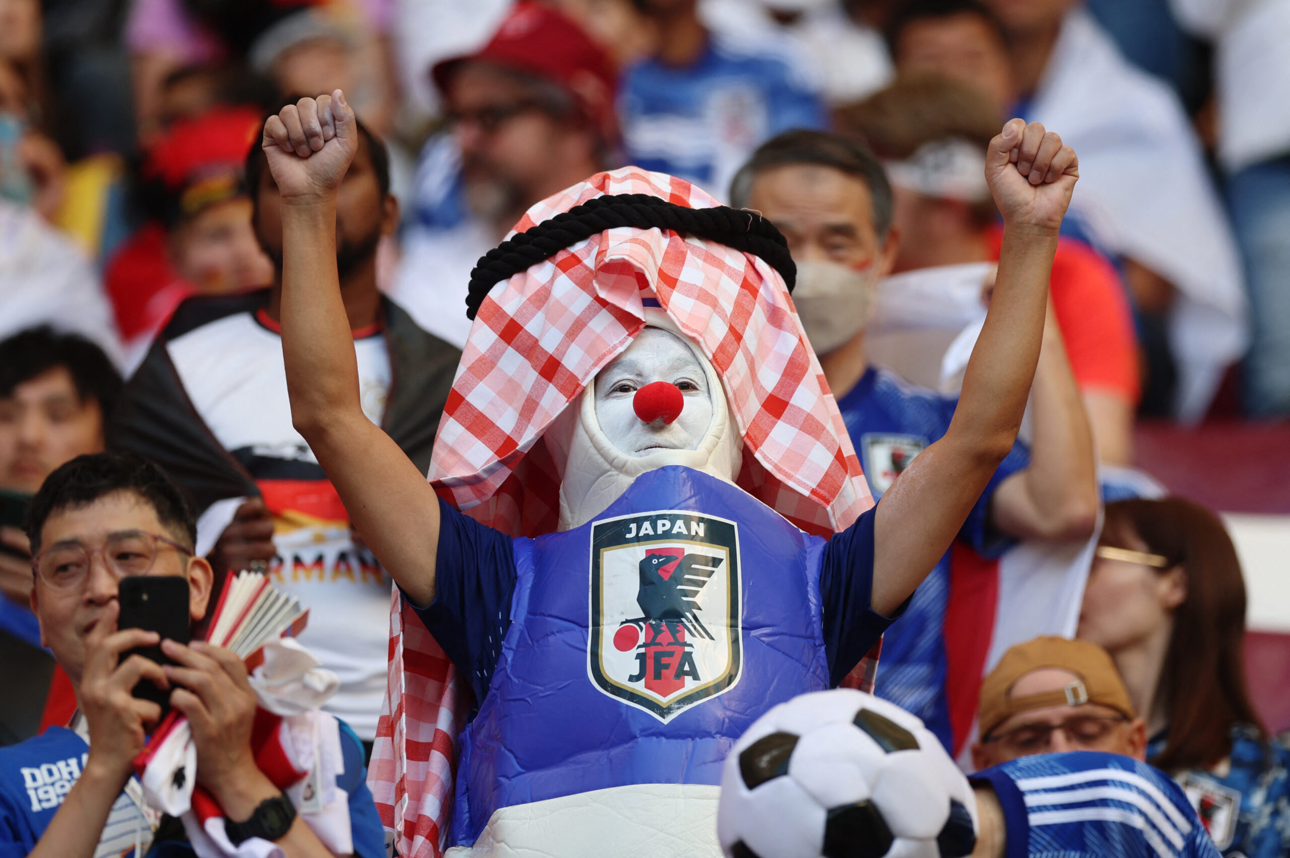 جماهير اليابان في كاس العالم 2022 في قطر ترتدي الزي القطري