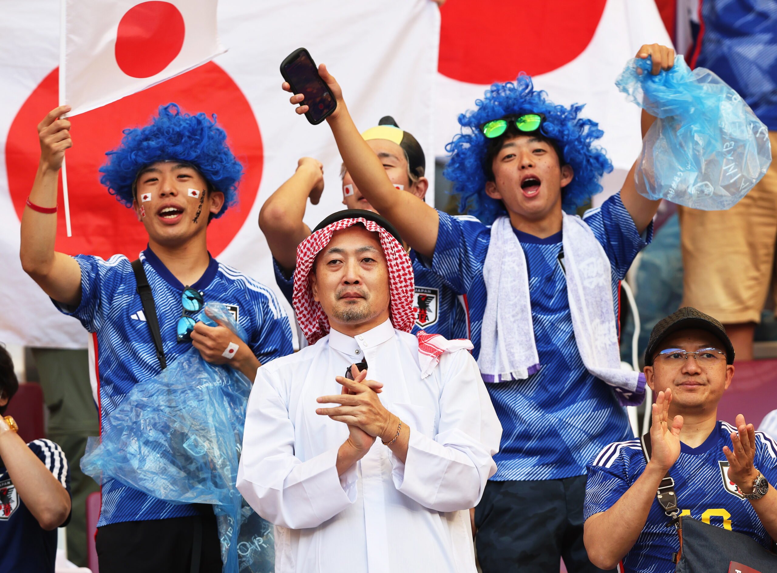 مشجع ياباني يتحول لمواطن قطري خلال مباراة المانيا واليابان