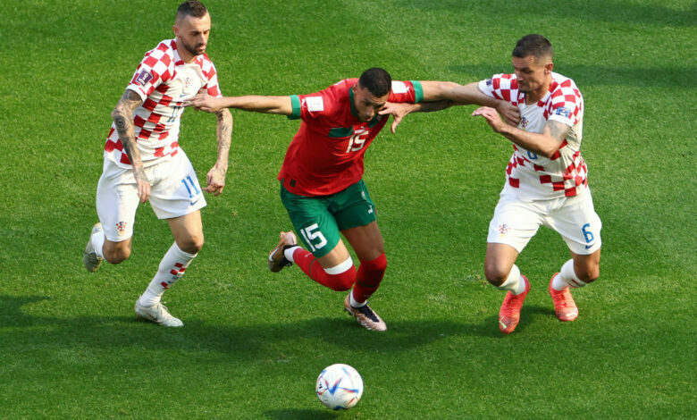 سليم أملاح لاعب المغرب يمر ببراعة بين لاعبي كرواتيا
