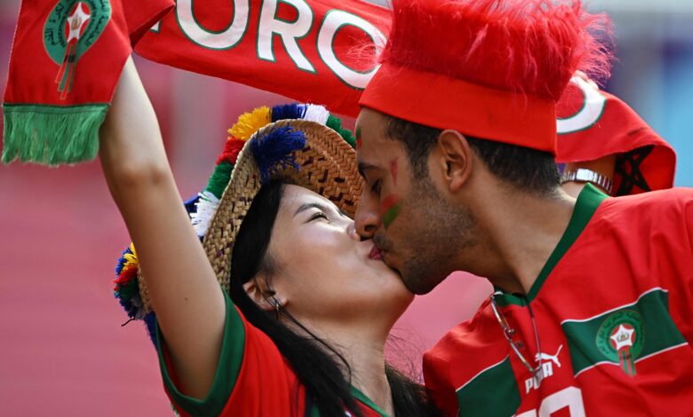 قبلة بين جماهير المغرب خلال مباراة كرواتيا