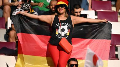 إحدى مشجعات ألمانيا في كأس العالم 2022 في قطر تتوشح بعلم بلادها
