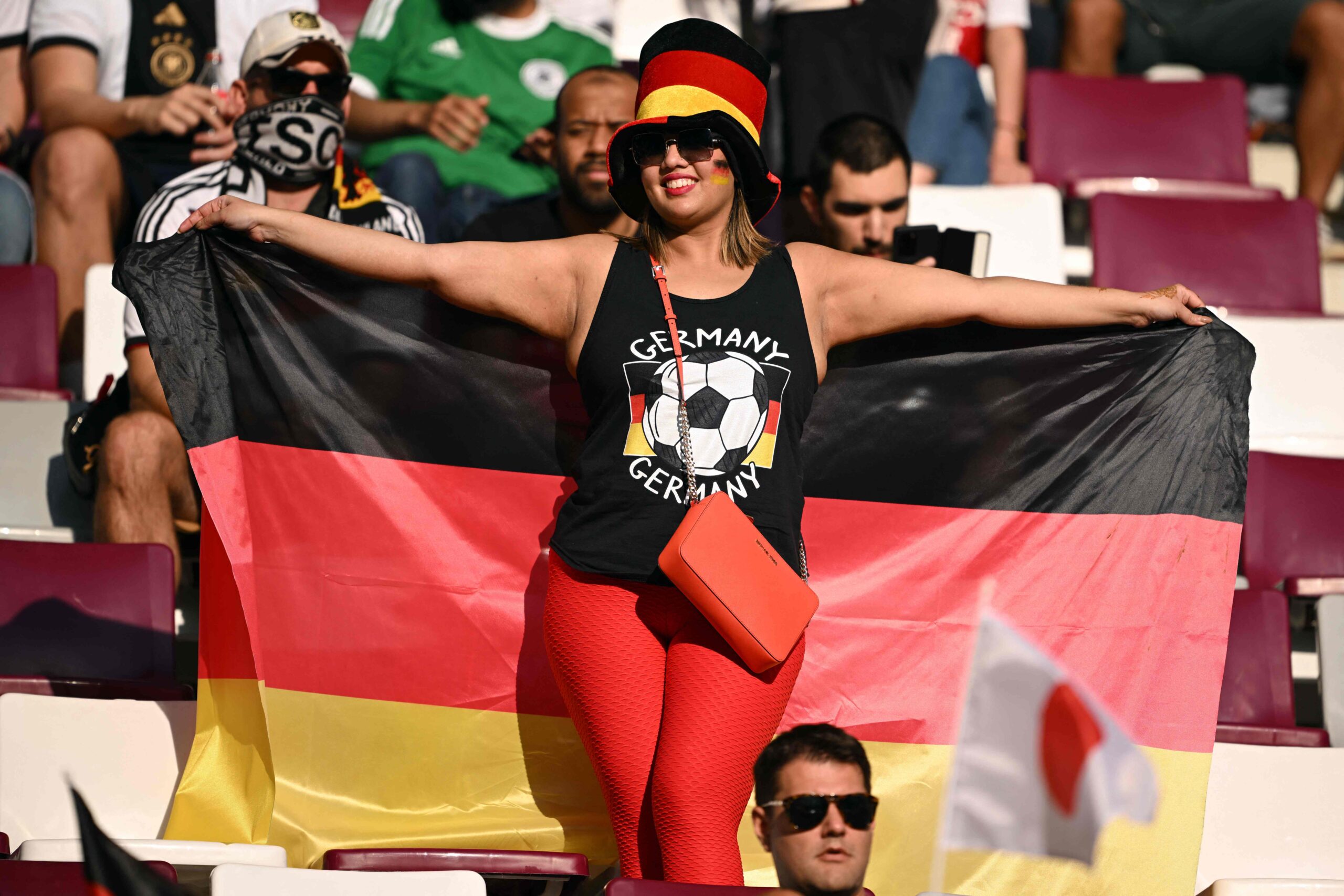 إحدى مشجعات ألمانيا في كأس العالم 2022 في قطر تتوشح بعلم بلادها
