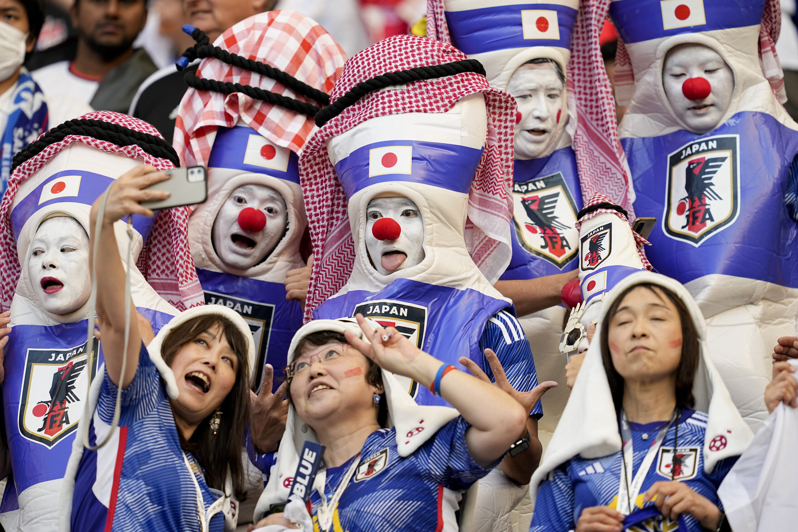 جماهير اليابان في كاس العالم 2022 في قطر يلتقطون السيلفي