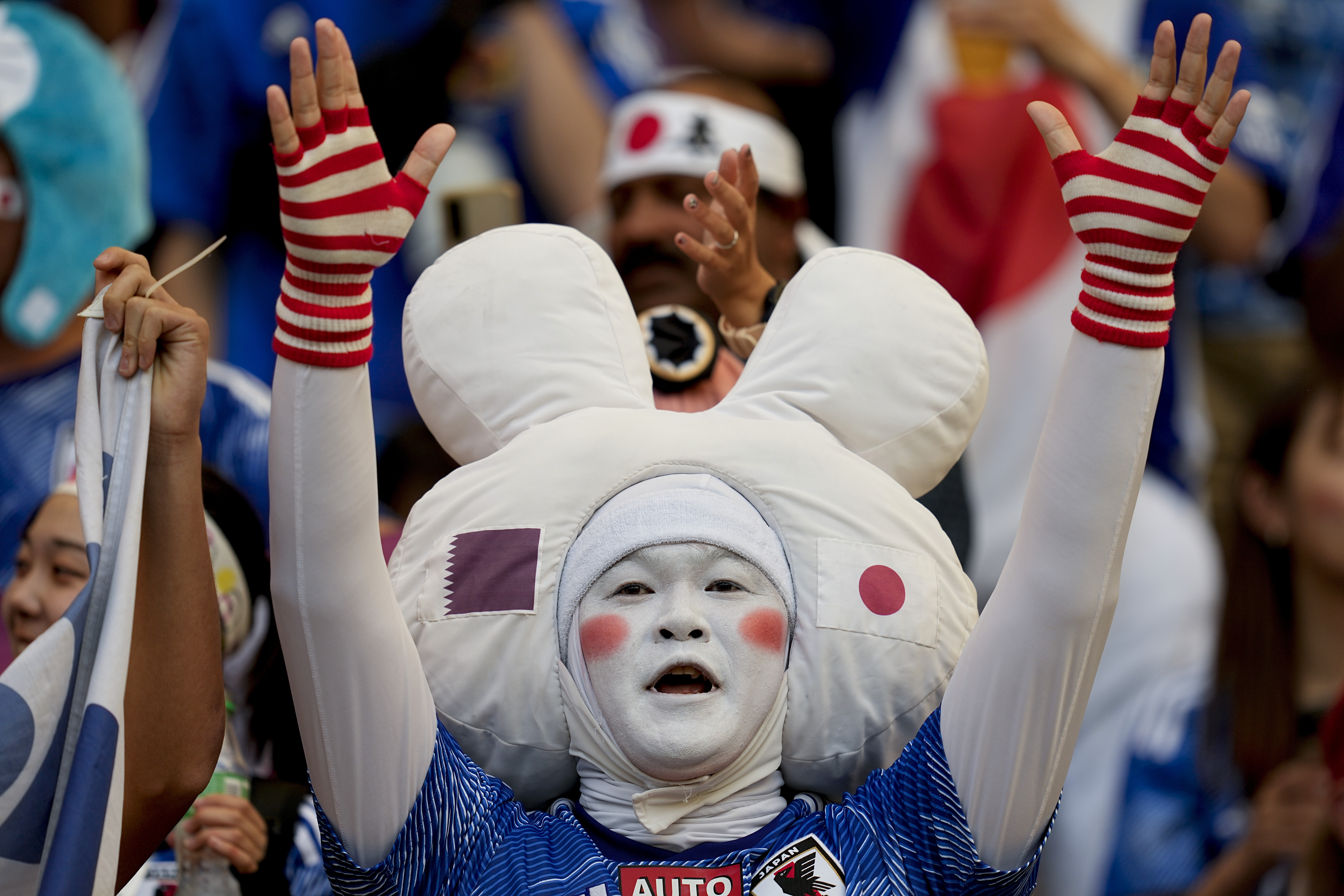مشجع ياباني في كأس العالم 2022 المقامة بقطر
